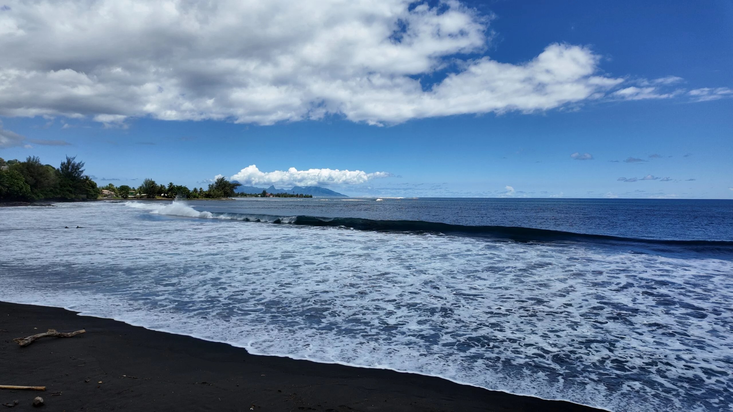 Paysage de plage de sable noir à Tahiti